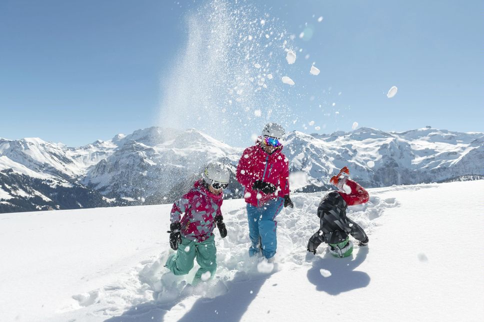 Niños jugando con los pases de ski gratis para tus hijos